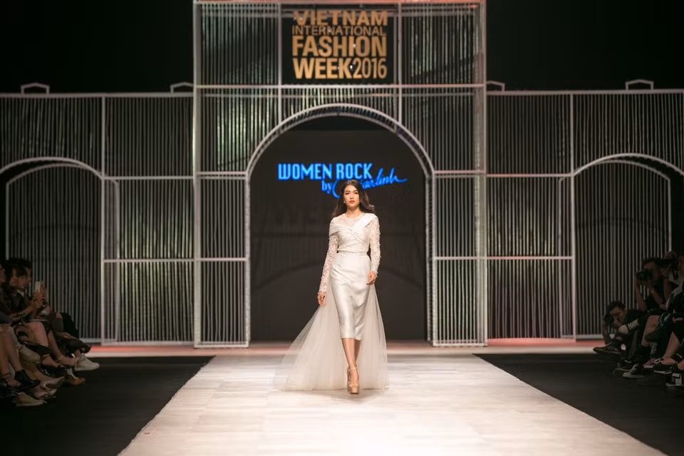 Á hậu Lệ Hằng tinh khôi trong chiếc đầm trắng sải những bước catwalk mạnh mẽ trong vai trò vedette, đã kết lại một show diễn nhiều cảm xúc của nhà thiết kế Giao Linh. (Ảnh: BTC)