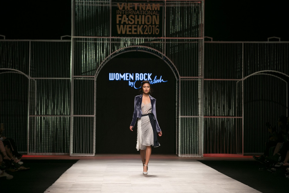 Trên sàn diễn Vietnam International Fashion Week Thu Đông 2016-Tuần lễ Thời trang quốc tế Việt Nam Thu Đông 2016... (Ảnh: BTC)