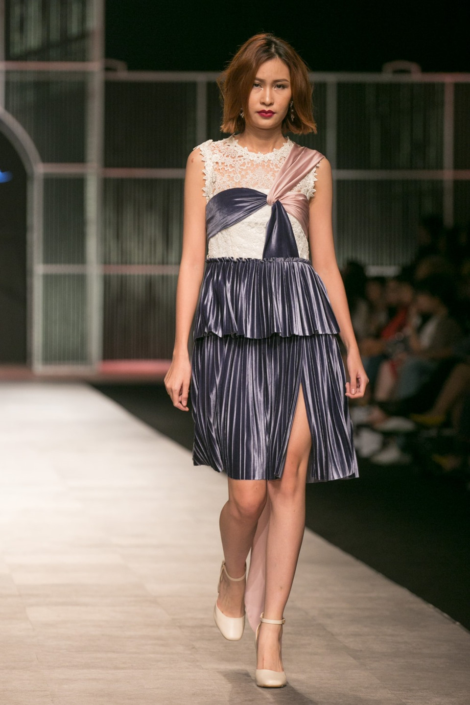 Các thiết kế được tạo nên từ chất liệu từ nhung, chiffon, dạ, len, ren thêu chỉ tơ. (Ảnh: BTC)