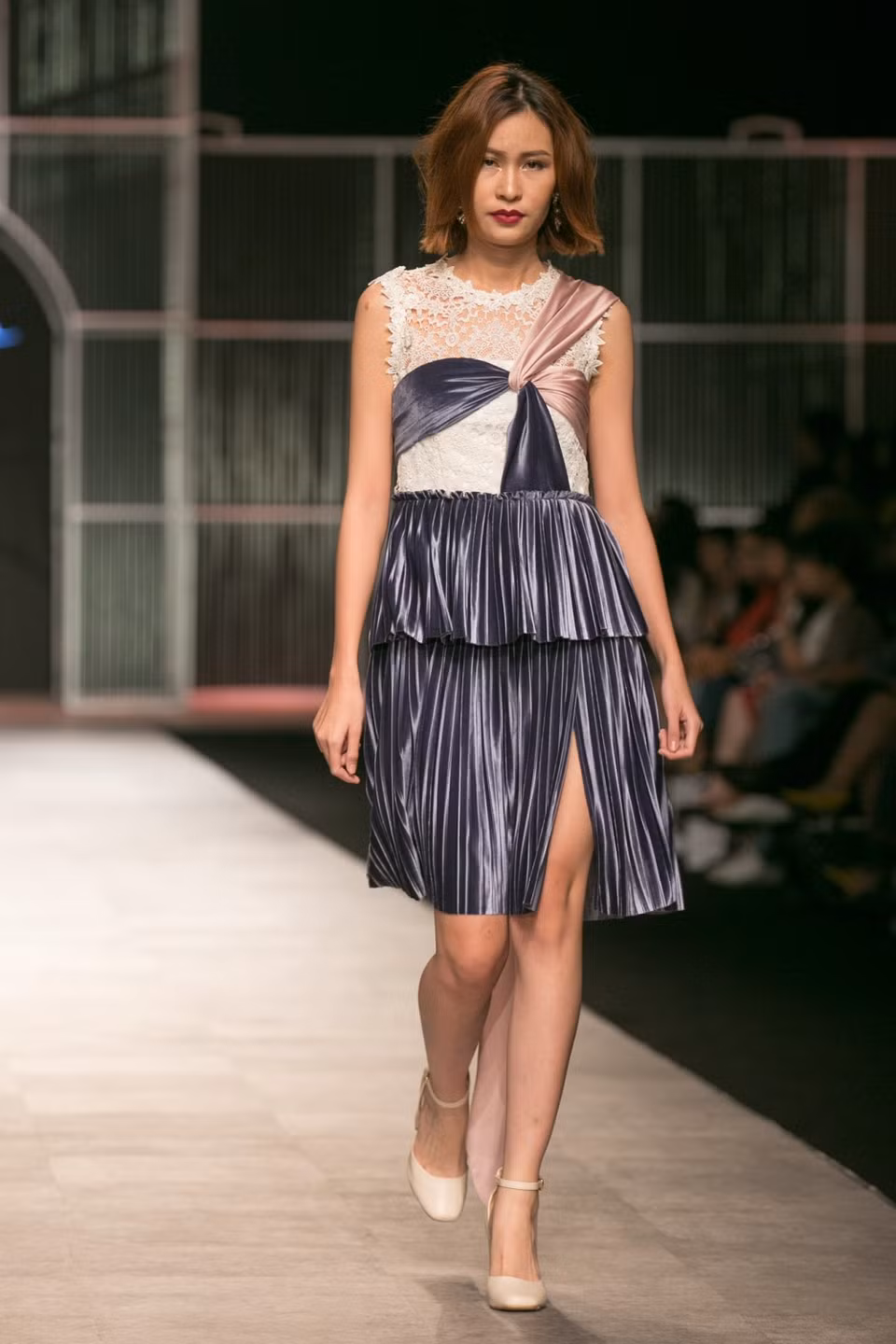 Các thiết kế được tạo nên từ chất liệu từ nhung, chiffon, dạ, len, ren thêu chỉ tơ. (Ảnh: BTC)