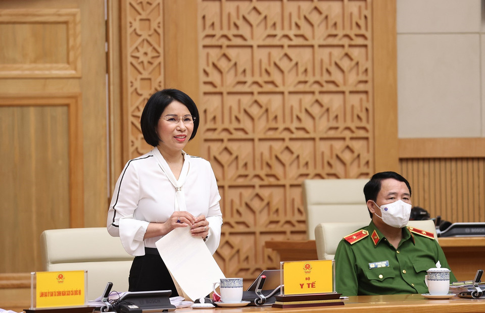 Giám đốc Sở Y tế thành phố Hà Nội Trần Thị Nhị Hà báo cáo công tác phòng, chống dịch. (Ảnh: Dương Giang/TTXVN)