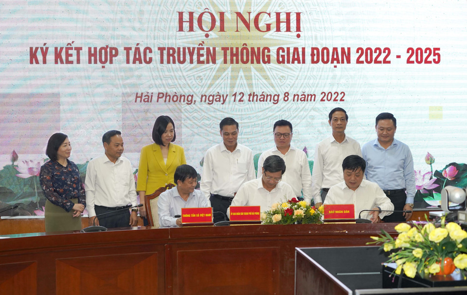 Toàn cảnh lễ ký Chương trình hợp tác truyền thông giai đoạn 2022-2025 giữa Ủy ban Nhân dân thành phố Hải Phòng với Thông tấn xã Việt Nam và Báo Nhân Dân. (Ảnh: Hoàng Ngọc/TTXVN)