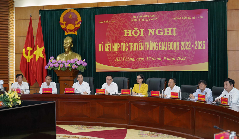 Lãnh đạo thành phố Hải Phòng, Thông tấn xã Việt Nam và báo Nhân dân dự lễ ký kết. (Ảnh: Hoàng Ngọc/TTXVN)