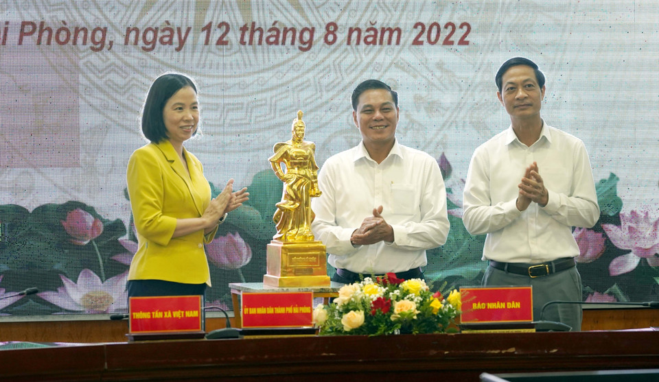 Ông Nguyễn Văn Tùng, Chủ tịch Ủy ban Nhân dân thành phố Hải Phòng tặng quà lưu niệm lãnh đạo Thông tấn xã Việt Nam. (Ảnh: Hoàng Ngọc/TTXVN)