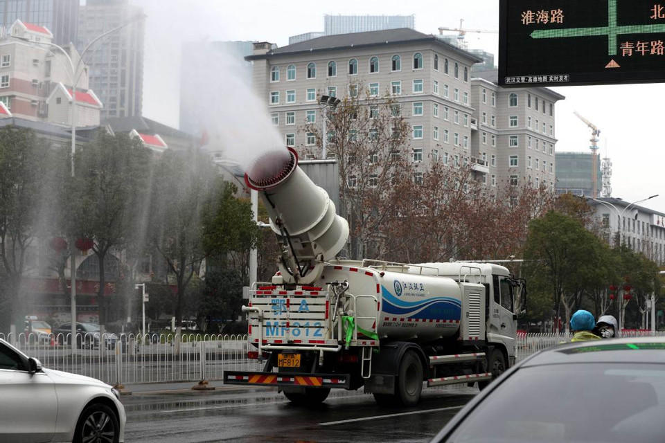 Phun thuốc khử trùng tại một con đường thuộc quận Giang Hán, thành phố Vũ Hán, tỉnh Hồ Bắc của Trung Quốc, ngày 10/2. (Nguồn: Chinadaily)
