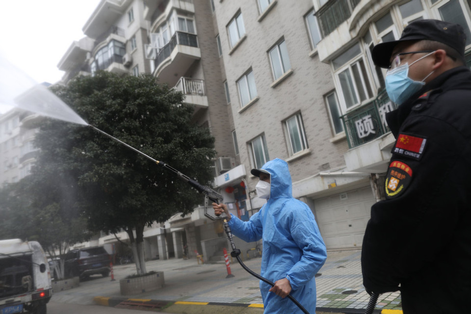 Phun thuốc khử trùng tại một khu dân cư ở quận Giang Hán, thành phố Vũ Hán, tỉnh Hồ Bắc của Trung Quốc, ngày 10/2. (Nguồn: Chinadaily)