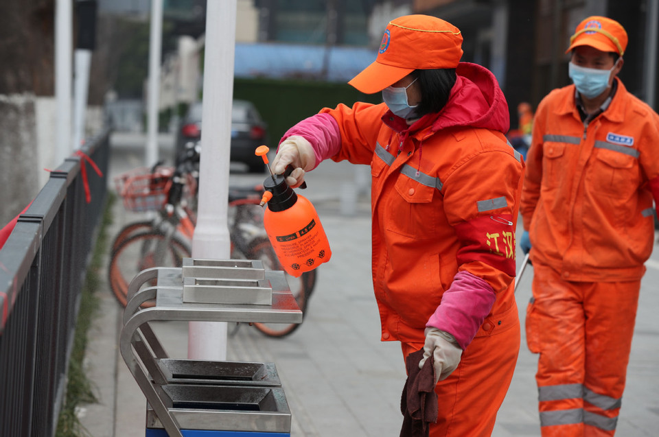 Vệ sinh, khử trùng thùng rác ở quận Giang Hán, thành phố Vũ Hán, tỉnh Hồ Bắc của Trung Quốc. (Nguồn: Chinadaily)