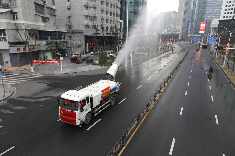 Phun thuốc khử trùng tại một con đường thuộc quận Giang Hán, thành phố Vũ Hán, tỉnh Hồ Bắc của Trung Quốc, ngày 10/2. (Nguồn: Chinadaily)