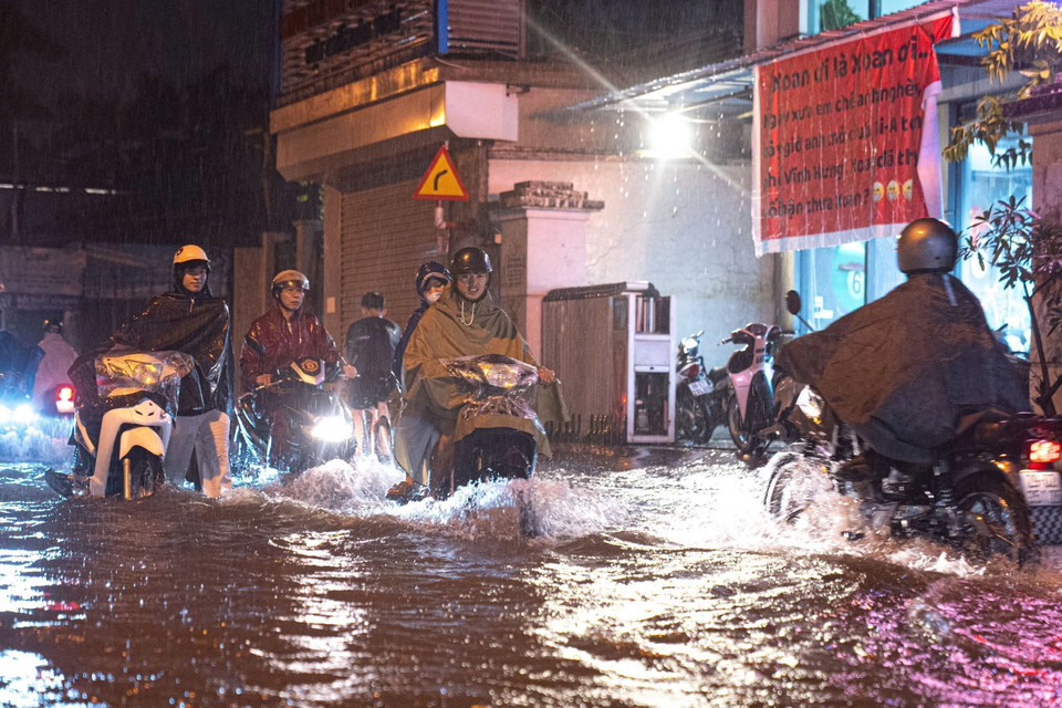 Một tuyến phố tại quận Hoàng Mai ngập sâu trong nước. (Ảnh: Phạm Tuấn Anh/TTXVN)