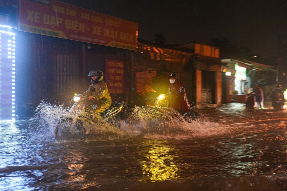 Mưa kéo dài nhiều giờ đồng hồ khiến nhiều tuyến phố ngập sâu trong nước. (Ảnh: Phạm Tuấn Anh/TTXVN)