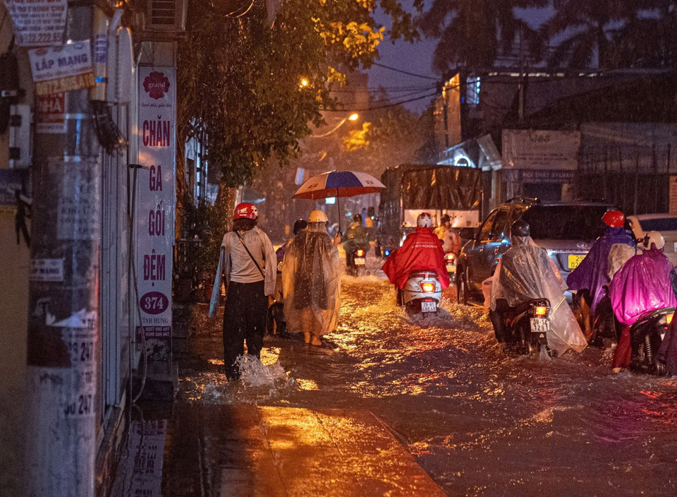 Nhiều tuyến phố tại Hà Nội ngập trong nước. (Ảnh: Phạm Tuấn Anh/TTXVN)