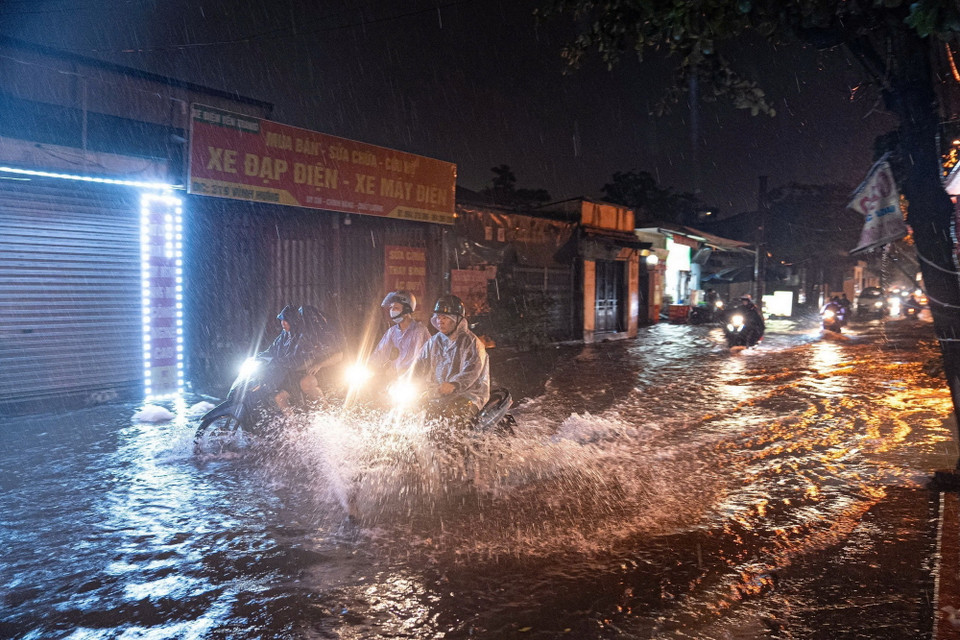 Một tuyến phố tại quận Hoàng Mai ngập sâu trong nước. (Ảnh: Phạm Tuấn Anh/TTXVN)