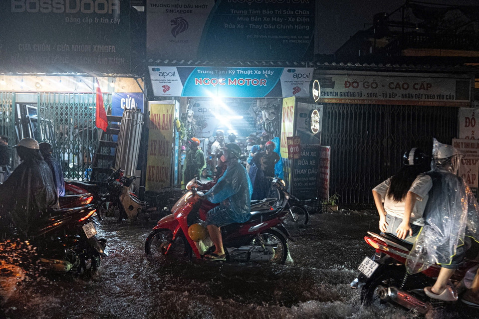 Tuyến phố Vĩnh Hưng (quận Hoàng Mai) ngập trong nước. (Ảnh: Phạm Tuấn Anh/TTXVN)