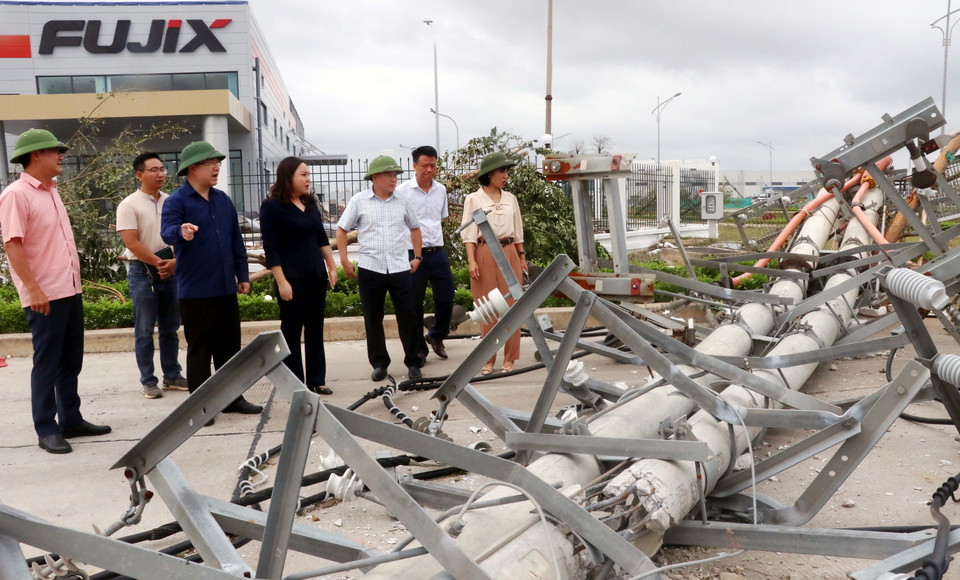 Do ảnh hưởng của bão số 3, hàng loạt cột điện ở Khu công nghiệp Sông Khoai bị đổ gãy. (Ảnh: Văn Đức/TTXVN)