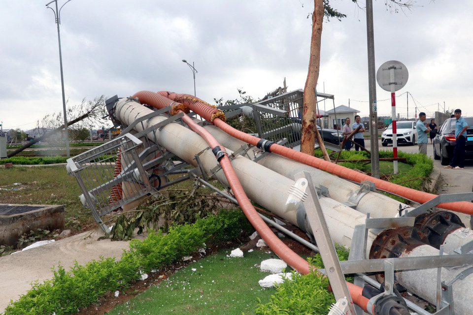 Cột điện ở Khu công nghiệp Sông Khoai bị đổ gãy. (Ảnh: Văn Đức/TTXVN)