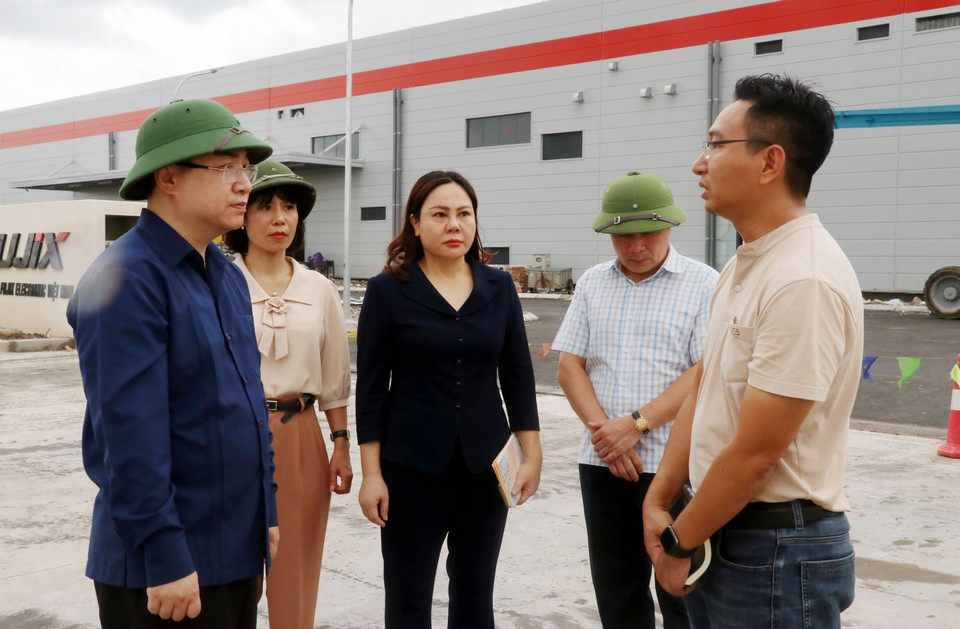 Phó Bí thư Tỉnh ủy Quảng Ninh Đặng Xuân Phương (bên trái) kiểm tra tại Khu công nghiệp Sông Khoai. (Ảnh: Văn Đức/TTXVN)