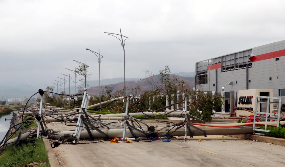 Bão số 3 đã làm 200 cột điện cao thế và 600 cột điện hạ thế ở thị xã Quảng Yên (Quảng Ninh) bị đổ, gãy. (Ảnh: Văn Đức/TTXVN)