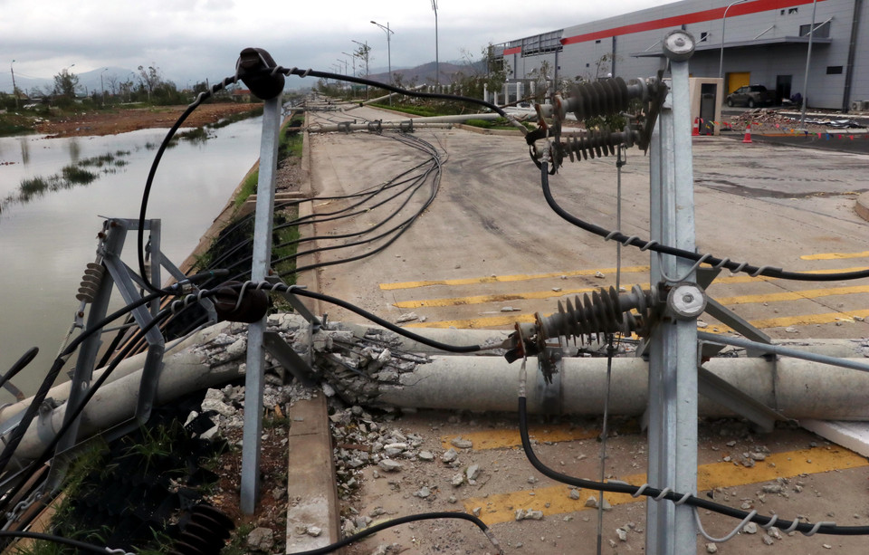 Cột điện ở Khu công nghiệp Sông Khoai bị đổ gãy. (Ảnh: Văn Đức/TTXVN)