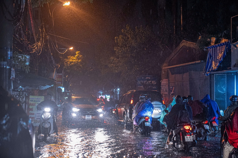 Cơn mưa đúng giờ tan tầm khiến giao thông nhiều tuyến phố bị ùn tắc. (Ảnh: Phạm Tuấn Anh/TTXVN)