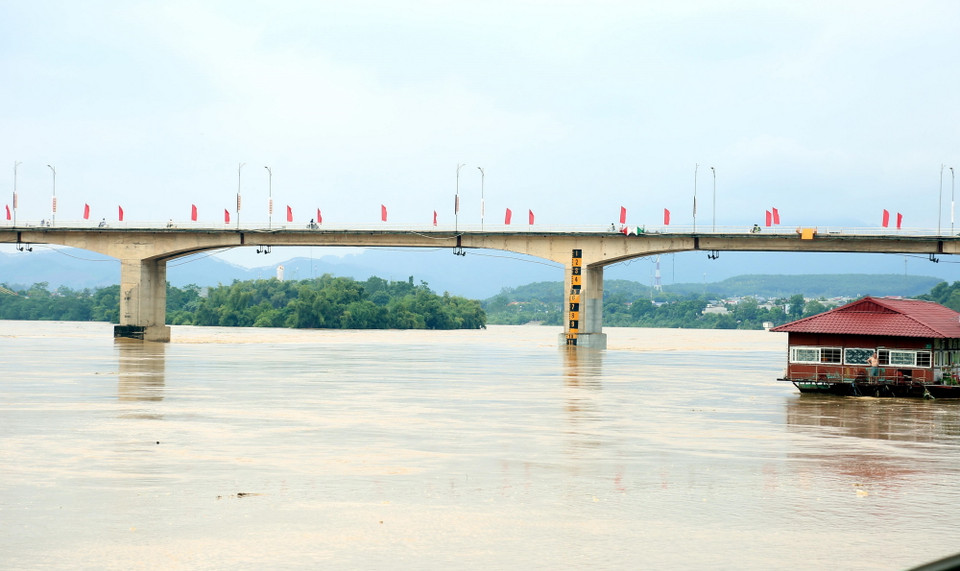 Nước sông Lô tại thành phố Tuyên Quang lên nhanh. (Ảnh: Quang Cường/TTXVN)