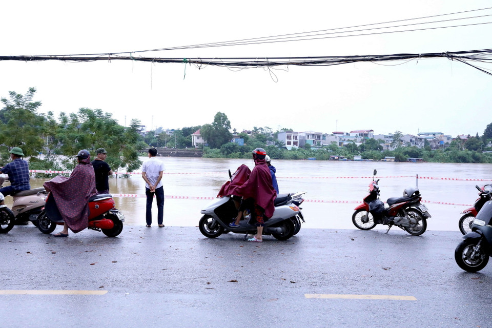 Nước sông Lô tại thành phố Tuyên Quang lên rất nhanh khi Thủy điện Tuyên Quang xả 8 cửa xả đáy. (Ảnh: Quang Cường/TTXVN)