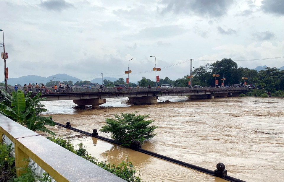 Nước sông Phó Đáy tại thị trấn Sơn Dương, huyện Sơn Dương, tỉnh Tuyên Quang dâng cao. (Ảnh: Quang Cường/TTXVN)