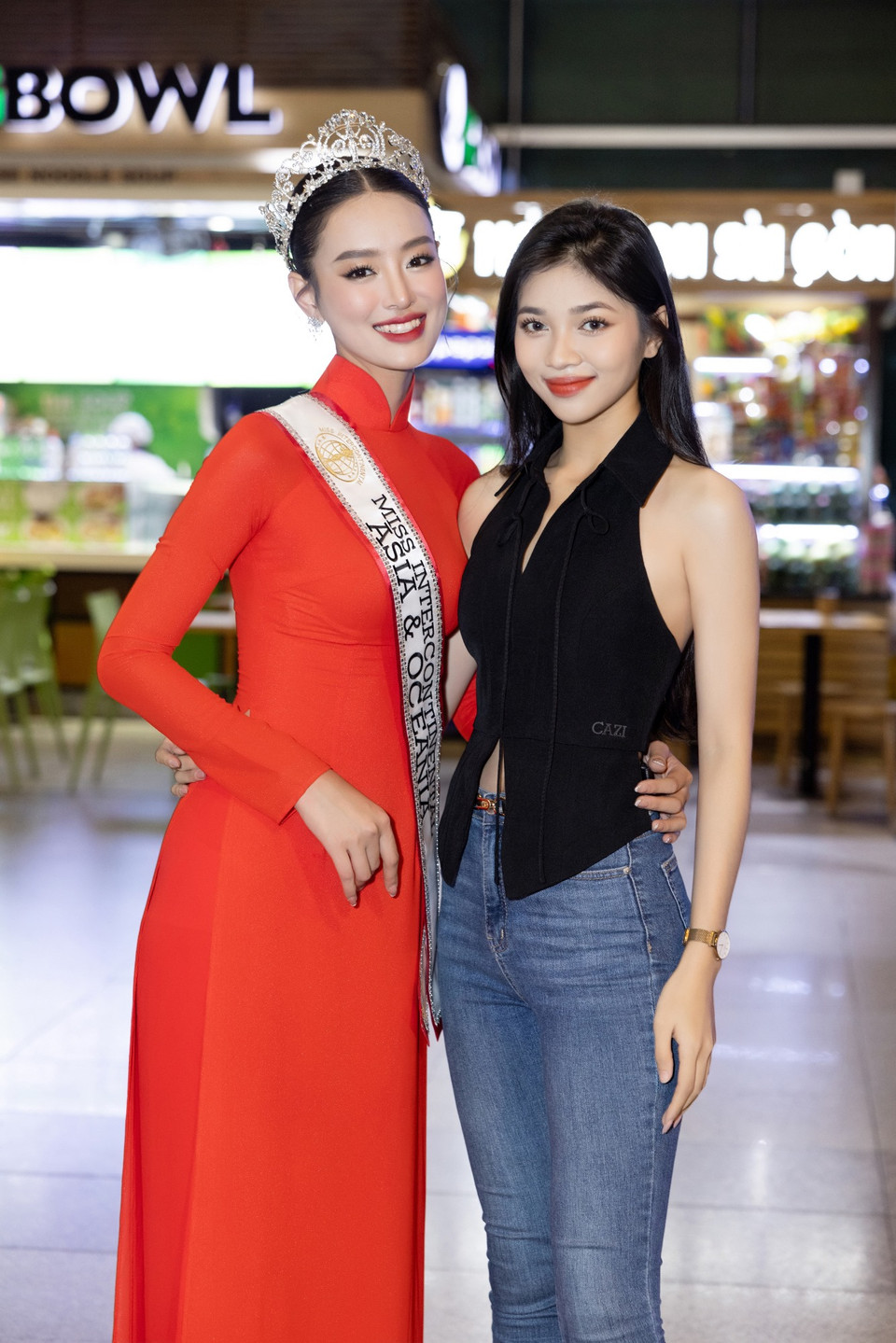 Ngoài người hâm mộ, Khánh Linh còn được các người đẹp thân thiết như Á hậu Huỳnh Minh Kiên ra đón ở sân bay. (Ảnh: CTV/Vietnam+)