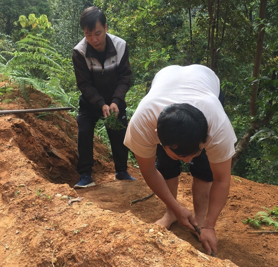  Cán bộ phòng Văn hóa và Thông tin huyện Mù Cang Chải và cán bộ xã Chế Cu Nha kiểm tra thực địa tại khu vực phát hiện những khối đá khắc cổ. (Ảnh: TTXVN phát)