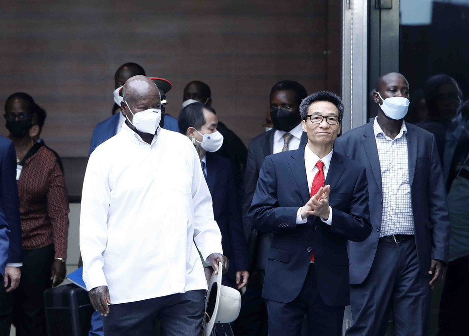 Tổng thống Uganda Yoweri Kaguta Museveni và Phó Thủ tướng Vũ Đức Đam đến dự Diễn đàn doanh nghiệp Việt Nam-Uganda. (Ảnh: An Đăng/TTXVN)