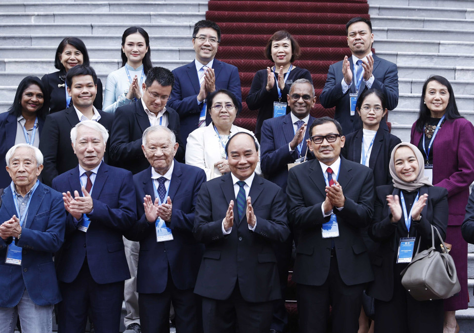 Chủ tịch nước Nguyễn Xuân Phúc với các đại biểu. (Ảnh: Thống Nhất/TTXVN)