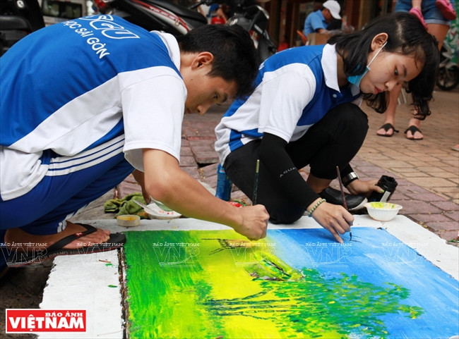 Hoạt động này được hưởng ứng bởi cả người dân và cán bộ chức năng. Phần sơn nền trắng sẽ do các bạn bên Chi Đoàn Phường 10 đảm nhiệm. 