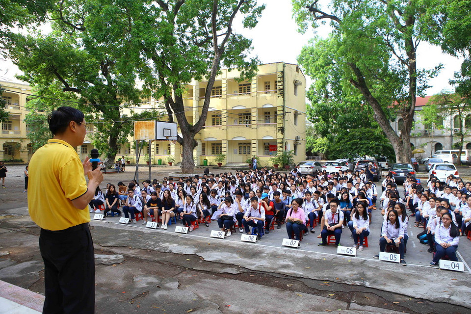 Thí sinh tập trung nghe phổ biến quy chế thi tại điểm thi trường Trung học phổ thông Việt Đức. (Ảnh: Minh Quyết/TTXVN)