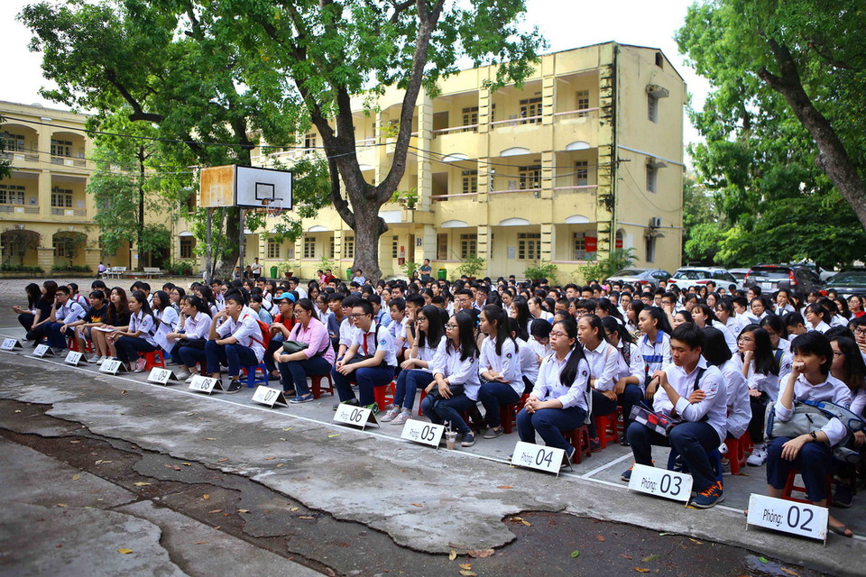 Thí sinh tập trung nghe phổ biến quy chế thi tại điểm thi trường Trung học phổ thông Việt Đức. (Ảnh: Minh Quyết/TTXVN)