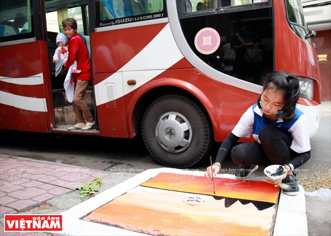 Những bức tranh trên nắp cống.