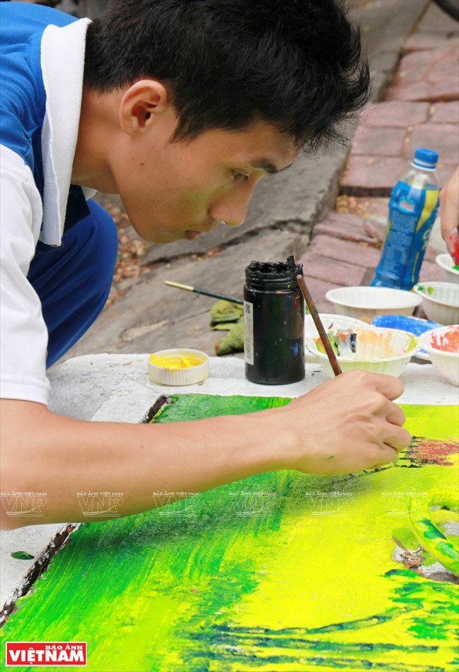 Những bức tranh phong cảnh được trang trí khá sinh động trên những chiếc nắp cống.