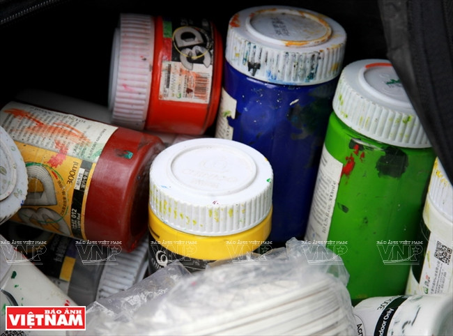 Nắp cống đen sì biến thành những bức tranh sinh động.