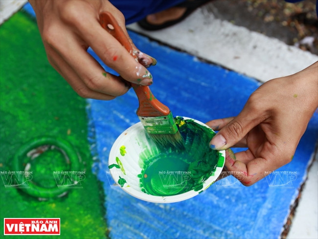 Tỉ mỉ vẽ trên những chiếc nắp cống.