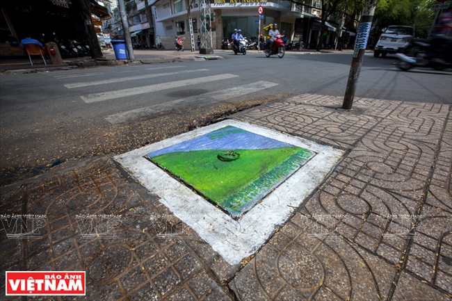 Hiện có 30 chiếc nắp cống được tô điểm bằng những bức tranh sinh động.