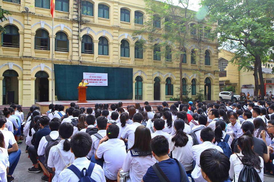 Thí sinh tập trung nghe phổ biến quy chế thi tại điểm thi trường Trung học phổ thông Việt Đức. (Ảnh: Minh Quyết/TTXVN)