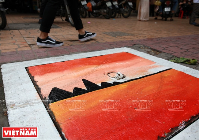 Những chiếc nắp cống trở thành những bức tranh.