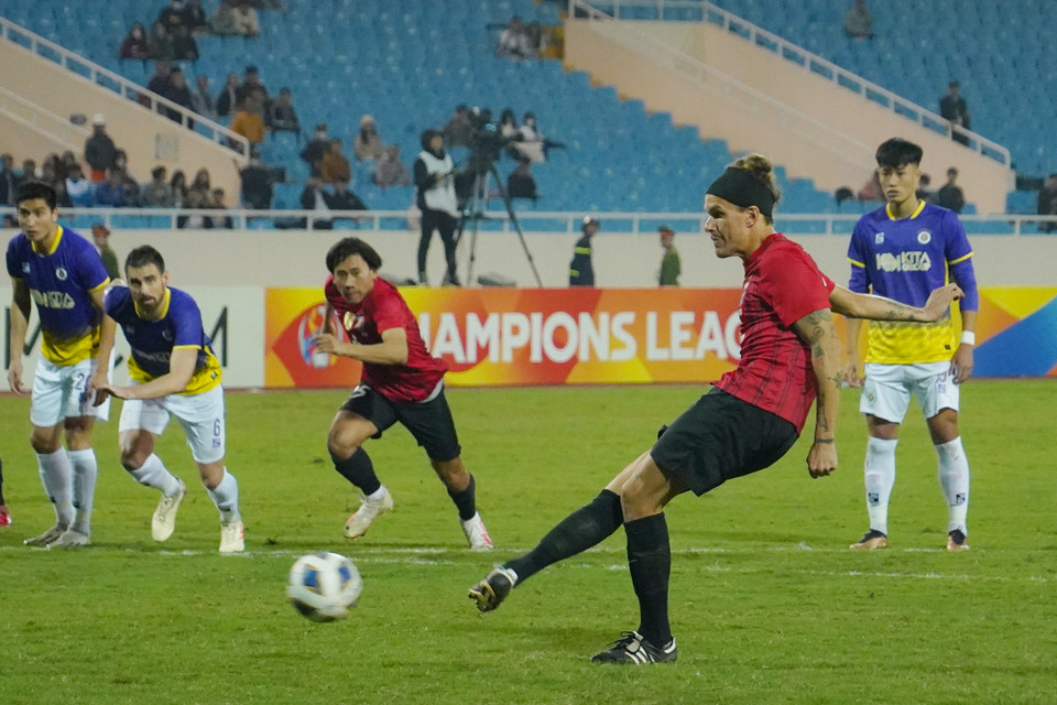 Phút thứ 10, đội khách được hưởng phạt đền nhưng trung vệ Scholrz đã không thể chiến thắng thủ thành Văn Hoàng trên chấm 11m. (Ảnh: Việt Anh/Vietnam+)