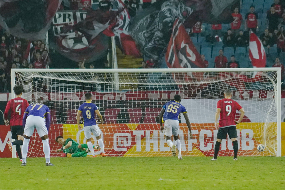 Phút thứ 85, trọng tài cho Hà Nội FC hưởng phạt đền sau khi tham khảo công nghệ VAR. Trên chấm 11m, tiền đạo vào sân thay người là Tuấn Hải (số 9) dứt điểm thành công, nâng tỷ số lên 2-1 cho Đội bóng Thủ đô. (Ảnh: Việt Anh/Vietnam+)