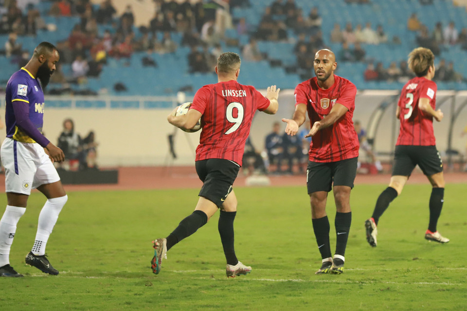 Nỗ lực của đội khách được đền đáp ở phút thứ 65 khi Linssen dứt điểm cận thành gỡ hòa cho đại diện Nhật Bản. (Ảnh: Việt Anh/Vietnam+)