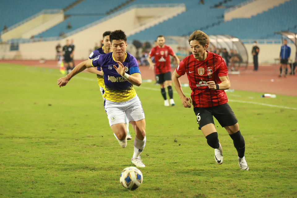 Trong trận đấu Hà Nội FC sử dụng nhiều cầu thủ trẻ, trung vệ Duy Mạnh là người đeo băng đội trưởng của Đội bóng Thủ đô. (Ảnh: Việt Anh/Vietnam+)