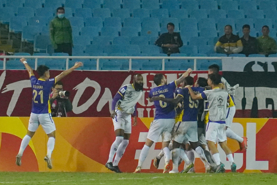 Sau hiệp một không có bàn thắng, Hà Nội FC bất ngờ vươn lên dẫn trước 1-0 sau tình huống dứt điểm thành công của hậu vệ Đào Văn Nam. (Ảnh: Việt Anh/Vietnam+)