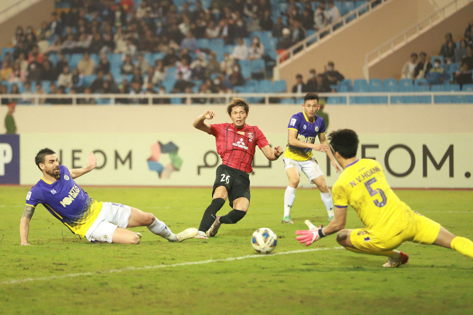 Những phút cuối trận, Urawa Reds liên tục dồn ép đội chủ nhà nhằm tìm kiếm bàn thắng gỡ hòa nhưng các pha dứt điểm của đại diện Nhật Bản đều bị thủ thành Văn Hoàng hóa giải thành công. (Ảnh: Việt Anh/Vietnam+)