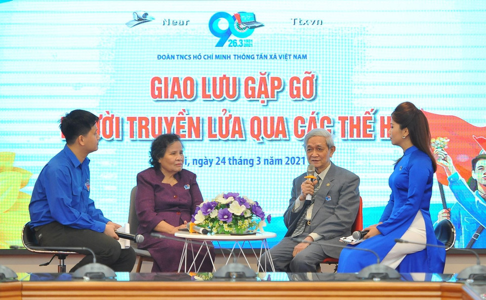 Giao lưu với các cán bộ Đoàn thanh niên TTXVN qua các thế hệ. (Ảnh: Minh Đức/TTXVN)