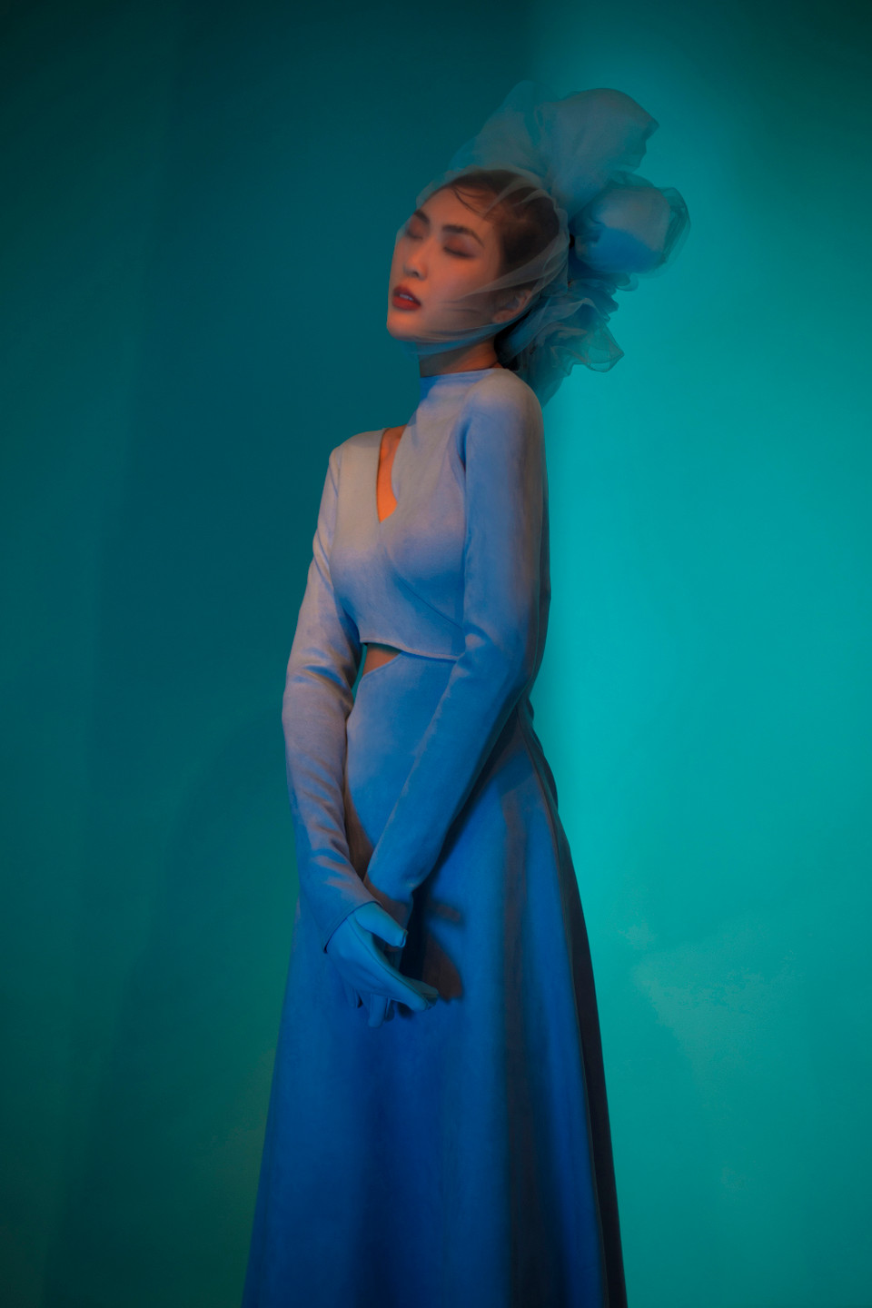 Tường Linh đã hóa thân thành quý cô kiêu kỳ, bí ẩn với những nỗi niềm sâu kín sau chiếc nón vành rộng, hay tấm voan phủ hờ trên mặt... (Ảnh: Tang Tang/Vietnam+)