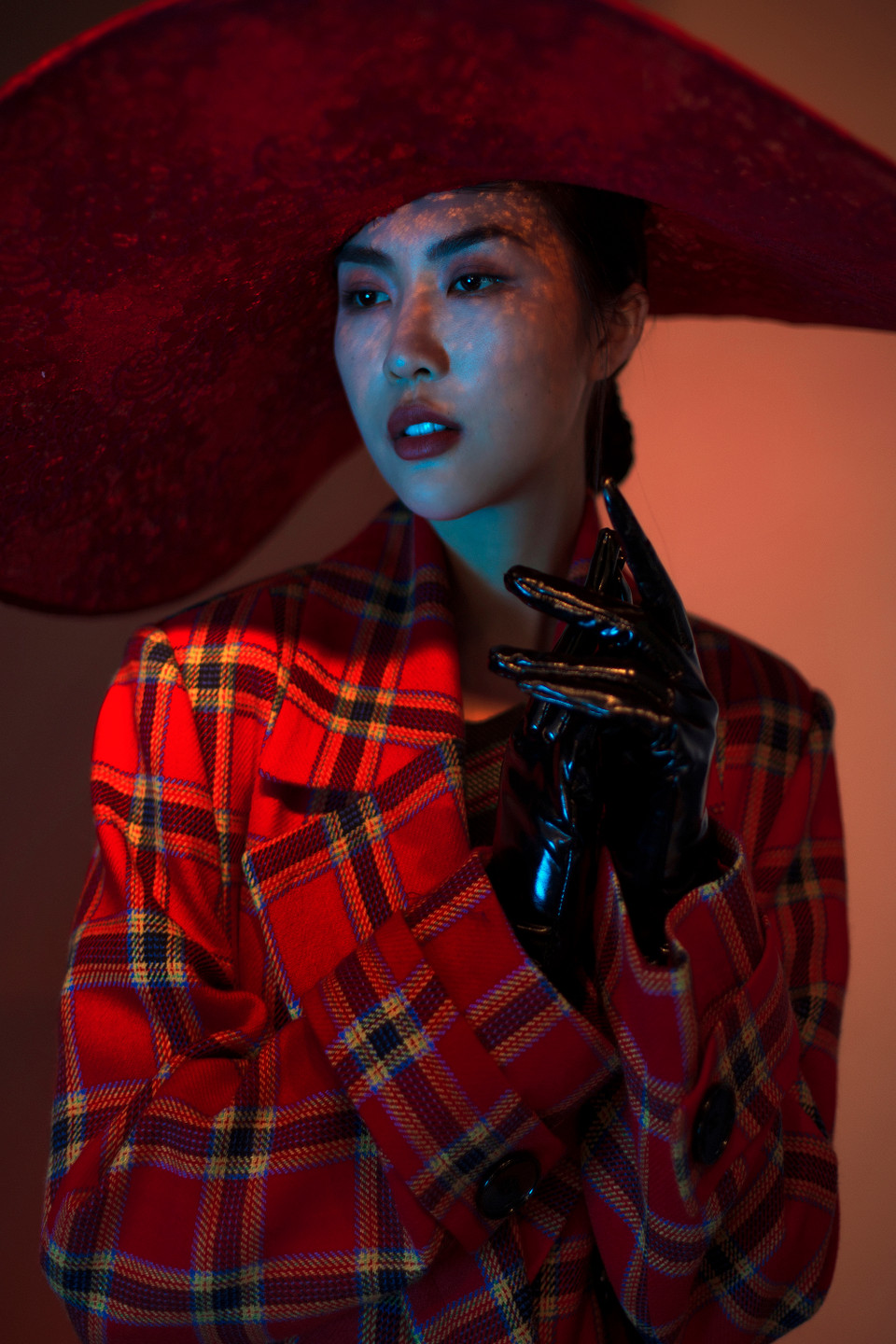 Tường Linh chia sẻ, cô đã trải qua một năm với nhiều biến động, có nhiều vấp ngã giúp cô nhìn nhận lại mọi việc, trưởng thành hơn và quyết tâm thay đổi mọi thứ trong cuộc sống, công việc. (Ảnh: Tang Tang/Vietnam+)