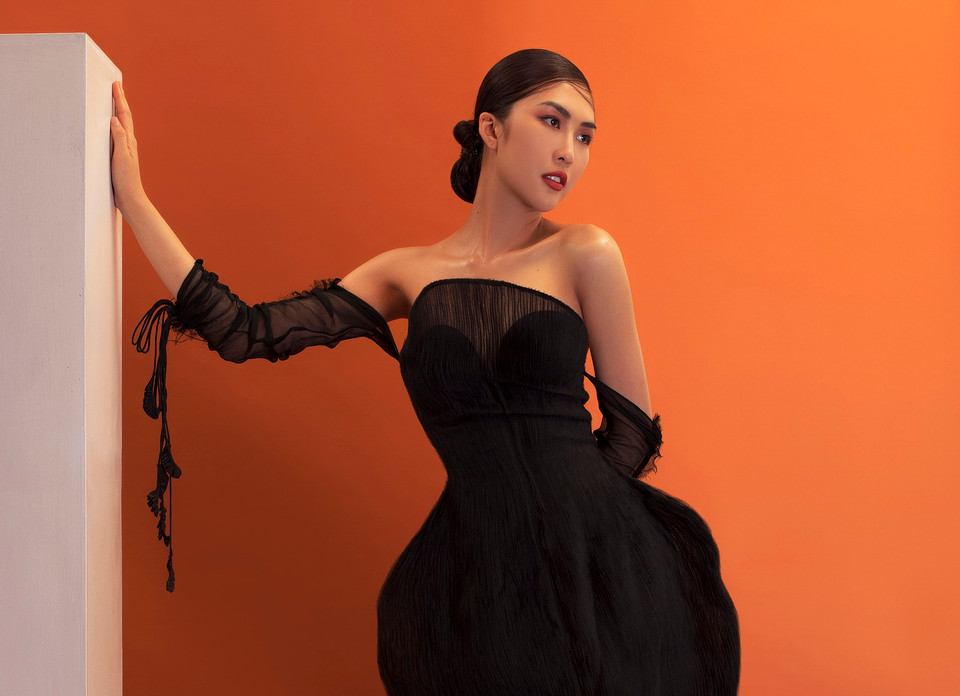 Bộ ảnh thời trang mới phác họa một khía cạnh ít thấy của Hoa hậu Tường Linh, mà như cô nói, mang rất nhiều tâm tư của cô trong năm qua. (Ảnh: Tang Tang/Vietnam+)